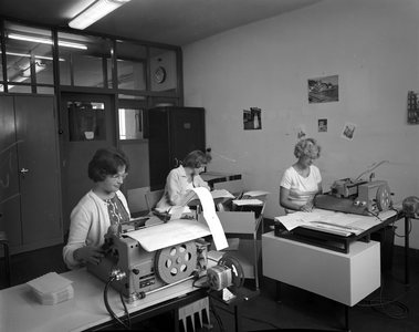 821238 Afbeelding van enkele typistes in het kantoor van de N.V. Nederlandse Staalfabrieken DEMKA (Havenweg 7) te Utrecht.